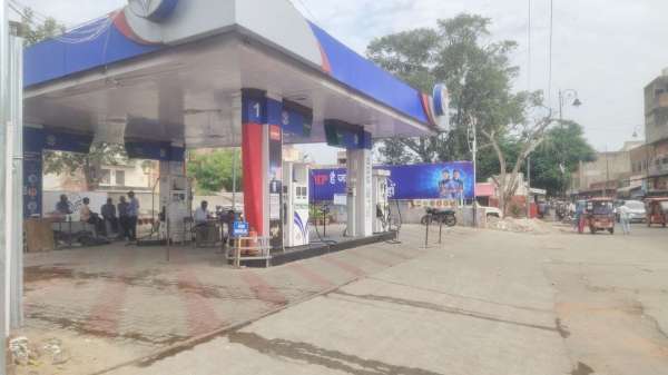 प्रदेश में पेट्रोल पंपों की बुधवार से दो दिवसीय सांकेतिक हड़ताल के चलते जयपुर शहर के 450 से ज्यादा पेट्रोल पंपों पर सुबह 10 से शाम 6 बजे तक सन्नाटा पसरा रहा।