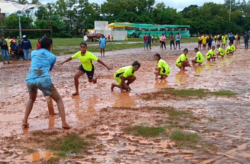 छत्तीसगढ़िया ओलम्पिक में बारिश और फिसलन भरी कीचड़ में खेलने को मजबूर हुए खिलाड़ी