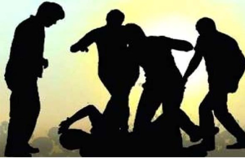 शराब के नशे में बेसुध हुआ ठेकेदार... ईंट व डंडे से की मारपीट, एक महिला समेत 3 घायल