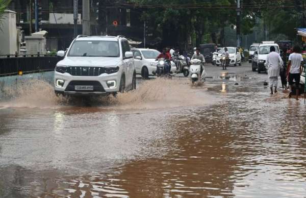 मोतीबाग रोड़ 