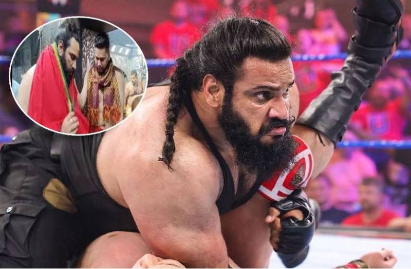 wwe_wrestler_in_mahakal_temple_ujjain_mp.jpg
