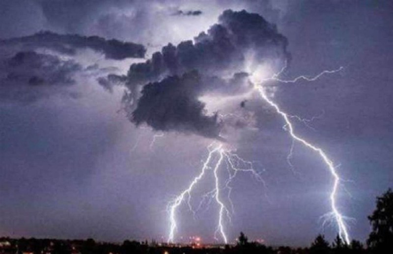 ताबड़तोड़ बारिश में गिरी बिजली