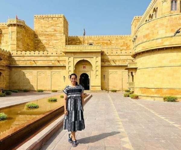 सम मार्ग स्थित सितारा होटल में ठहरी साइना 