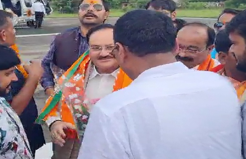 भाजपा राष्ट्रीय अध्यक्ष जे पी नड्डा पहुंचे जशपुर,भाजपा नेताओं ने फूलों की माला
पहना कर किया स्वागत ,देखें वीडियो