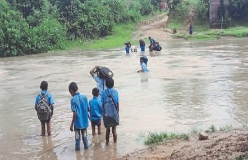 भयंकर बारिश में उजड़ रहा बच्चों का भविष्य