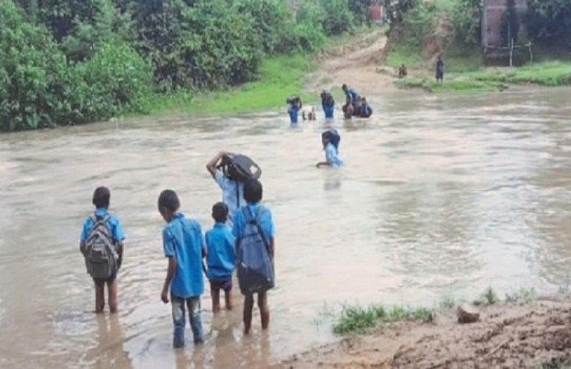 भयंकर बारिश में उजड़ रहा बच्चों का भविष्य