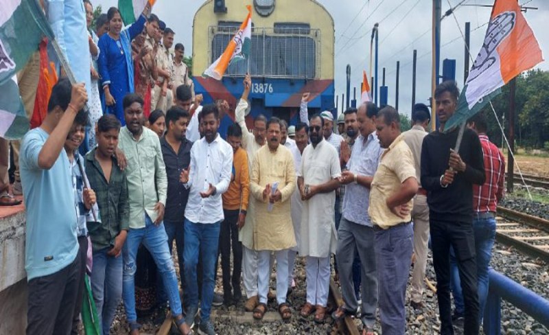 यात्री ट्रेनें कैंसिल करने के विरोध में कांग्रेसियों ने किया रेल रोको आंदोलन, जमकर की नारेबाजी