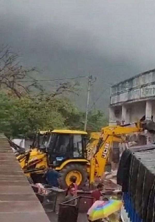 पंचमहाल : पौराणिक तीर्थ स्थल पावागढ़ के मांची में फुटपाथ से हटाया अतिक्रमण