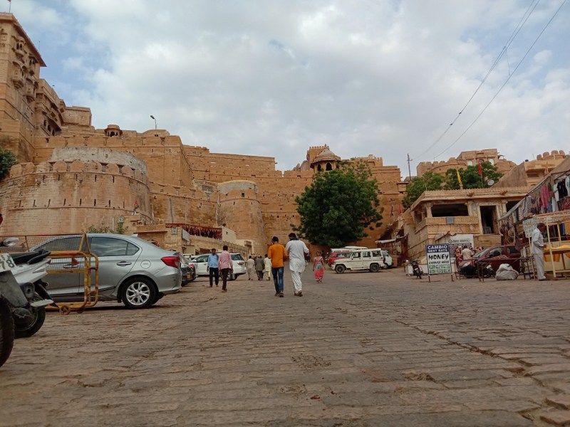 अधूरी रही बारिश की ख्वाहिश, पसीने में नहाए लोग