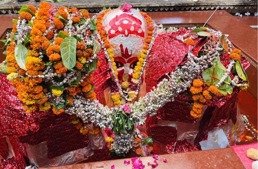 800_years_miraculous_hanuman_ji_temple_in_kaniwara.jpg