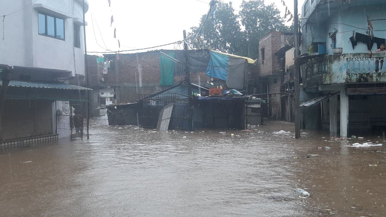 चारों तरफ पानी का कब्जा, नर्मदापुरम में बाढ़ जैसे हालात