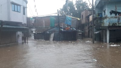 चारों तरफ पानी का कब्जा, नर्मदापुरम में बाढ़ जैसे हालात