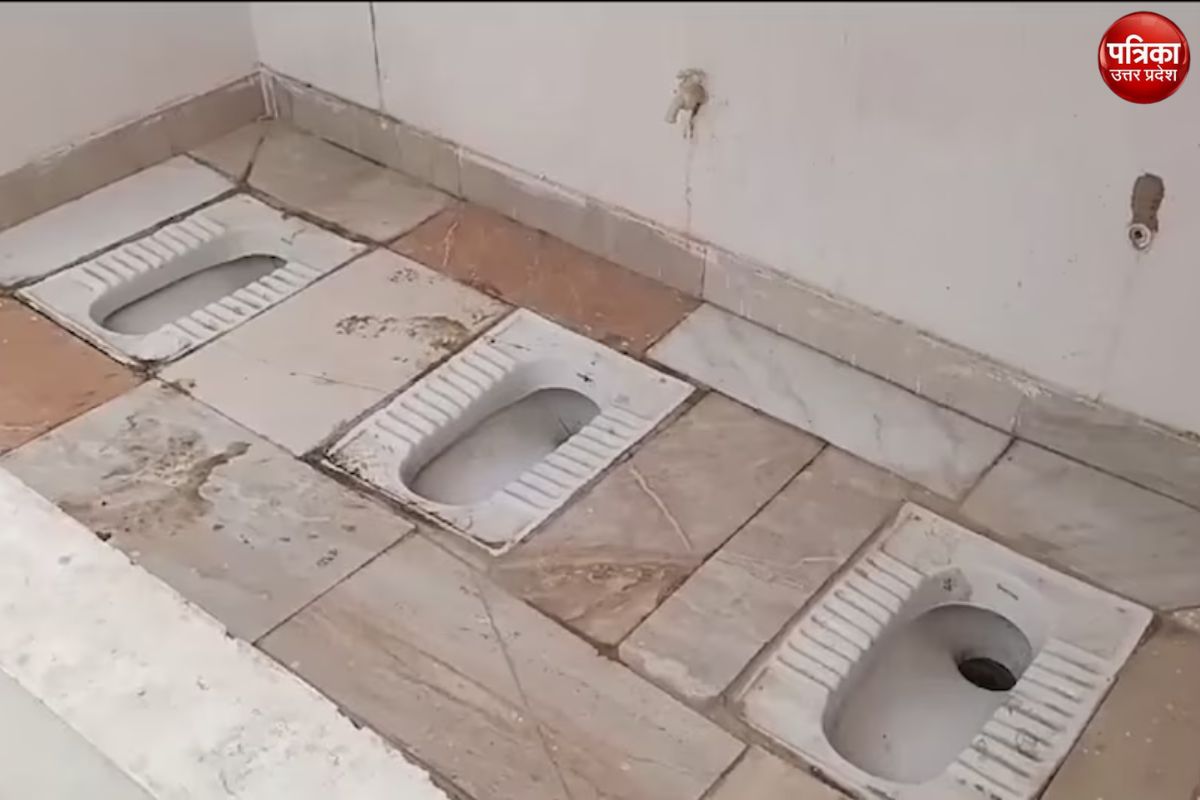 Video: अमेठी में बना अनोखा शौचालय, बिना चारद‍ीवारी एक साथ लगाई गई 4 टॉयलेट सीटें