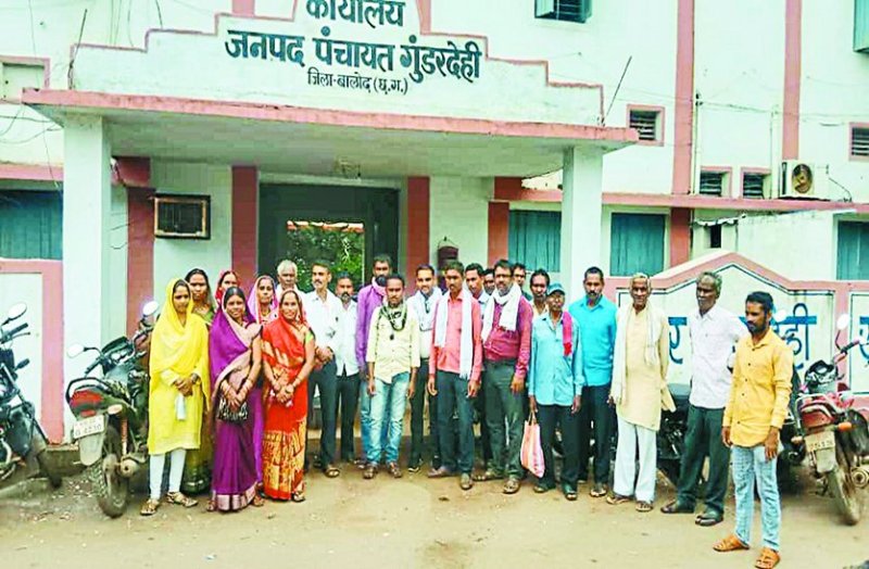 सनौद के सरपंच पुत्र की मनमानी से परेशान 10 पंचों ने महिला सरपंच के खिलाफ लाया अविश्वास प्रस्ताव