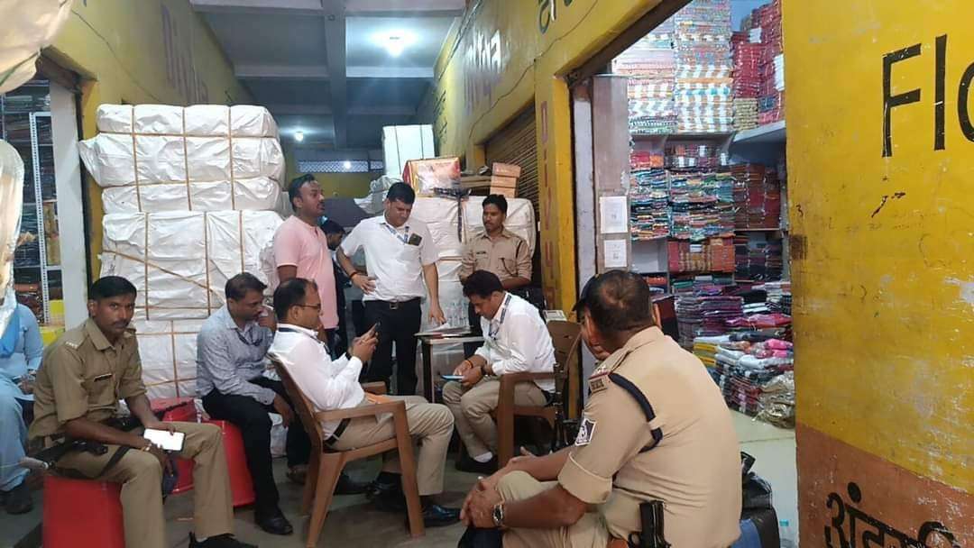 जीएसटी की टीम कार्रवाई करते हुए