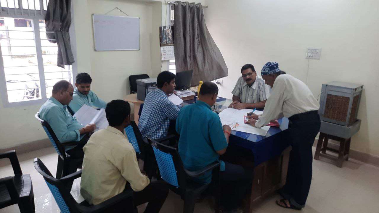 रिकॉर्ड जब्त करने की कार्रवाई करती टीम