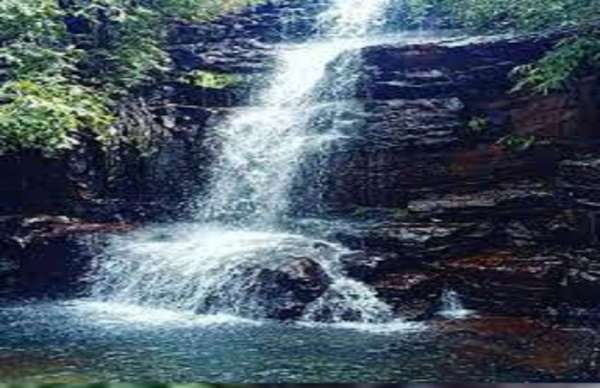 पर्यटकों को लुभाती है 'बोतल्दा जलप्रपात '