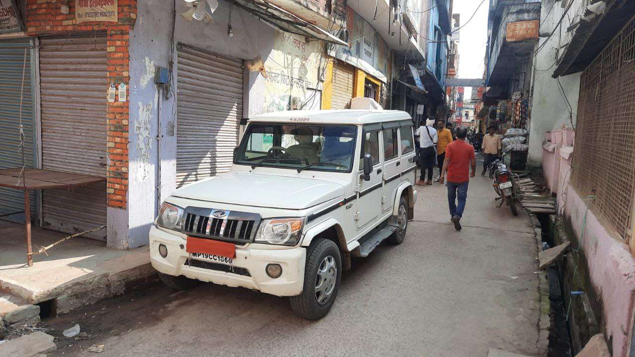 जीएसटी की टीम कार्रवाई करते हुए