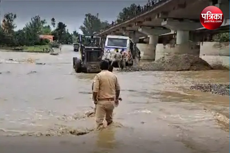 bus of devotees going to Haridwar got stuck in the middle of the river