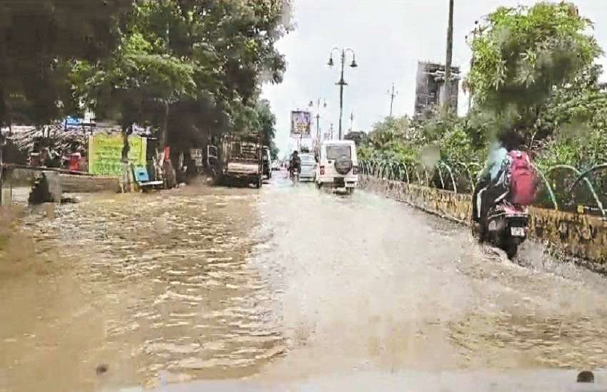 आफत की बारिश: सेजबहार नई बस्ती में सड़क बनी तालाब। दुकान के सामने घुटने भर पानी और डूबी गाड़ियां।