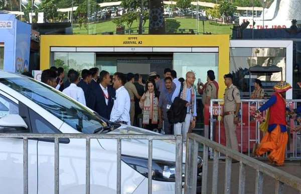 विदेशी मेहमानों का तिलक लगाकर किया स्वागत