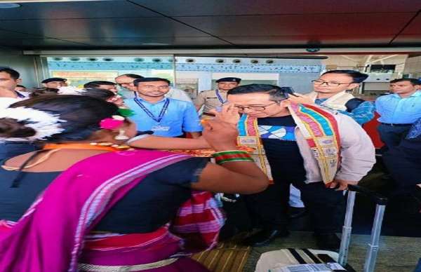 एयरपोर्ट में विदेशी मेहमानों का हुआ जोरदार स्वागत