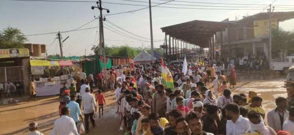  बिना बेरीकेडिंग खड़े श्रद्धालु