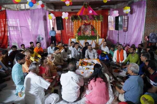 विधि विधान पूर्वक भगवान विश्वकर्मा का पूजन अर्चन