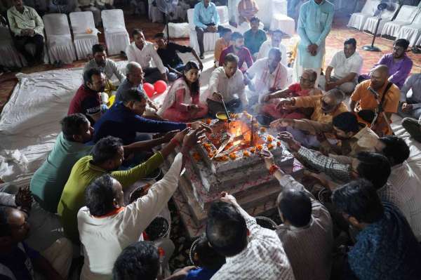 विधि विधान पूर्वक भगवान विश्वकर्मा का पूजन अर्चन