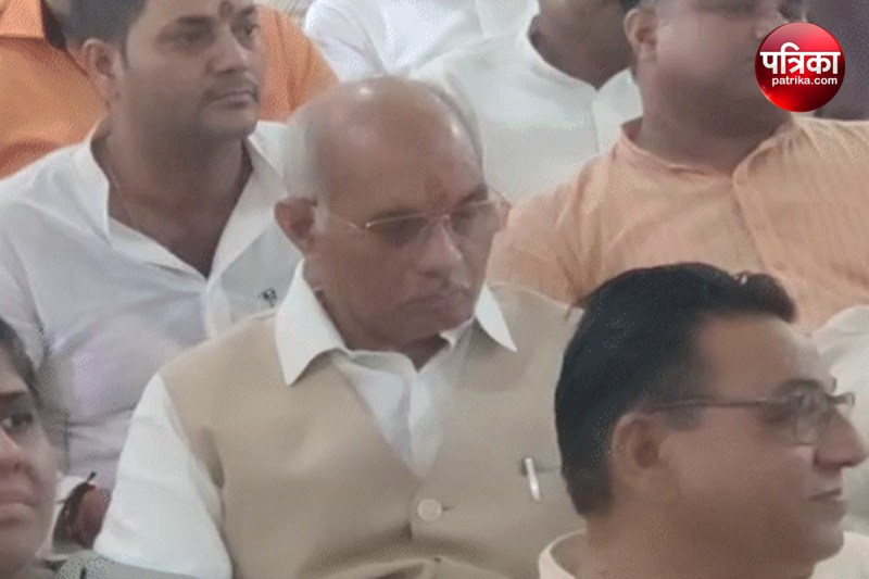 Minister Dharampal Singh seen sleeping during PM Modi program