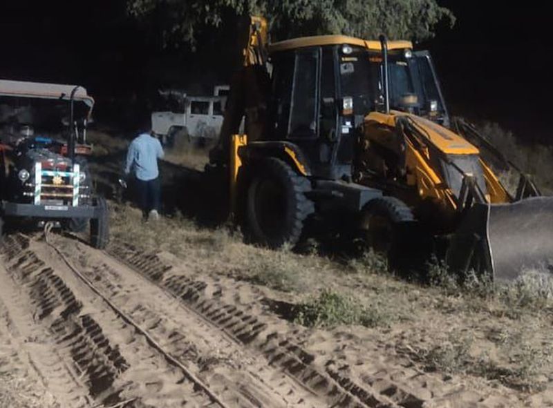 24 घंटे चला रेस्क्यू, 50 फीट नीचे दबा मिला श्रमिक का शव