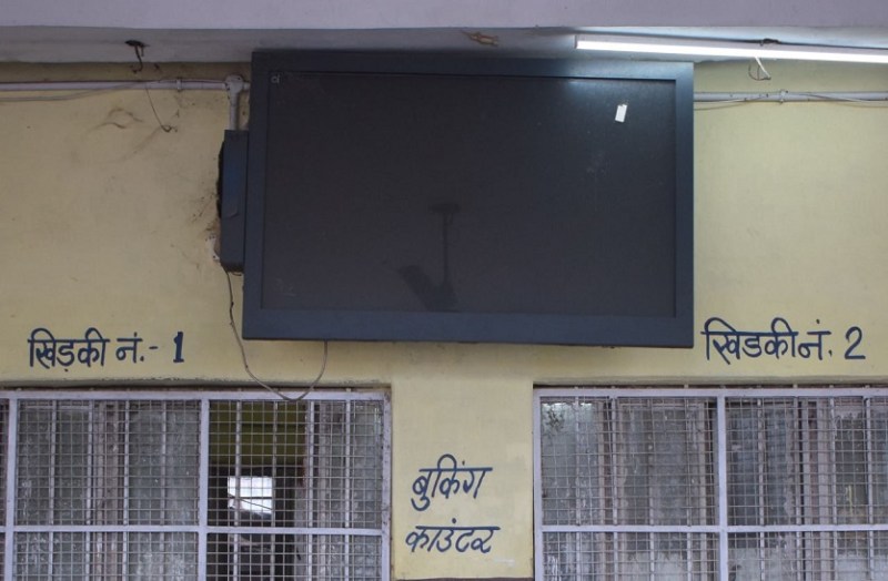 बंद पड़ी टाइमिंग एलईडी, बसों की नहीं मिल रही जानकारी