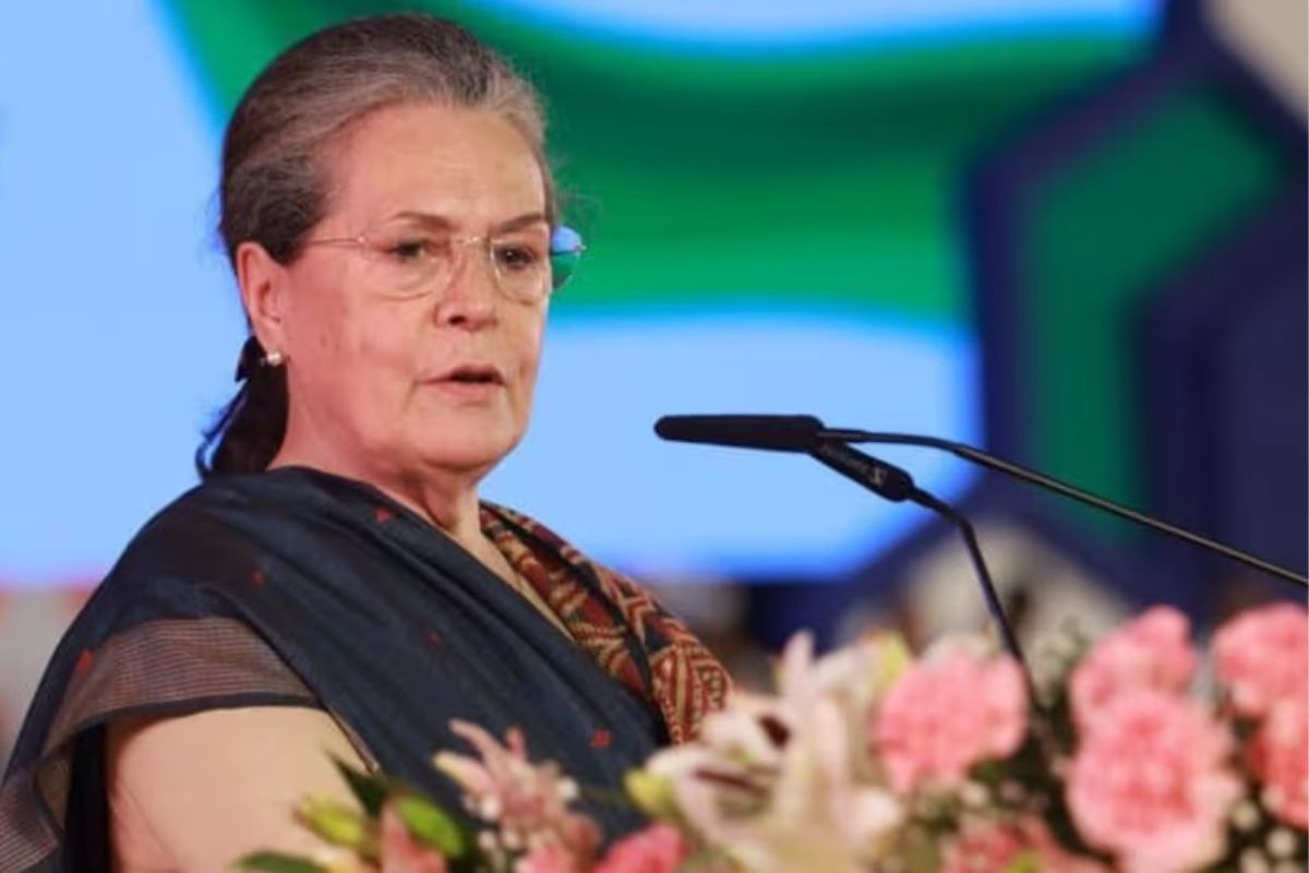 sonia gandhi promises Telangana people will comes power give 2500rupee