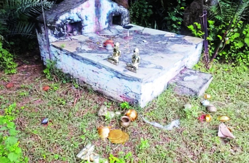 खेत में पड़ी मिली देव प्रतिमाएं, अमरवासी जैन मंदिर से हुई थी चोरी