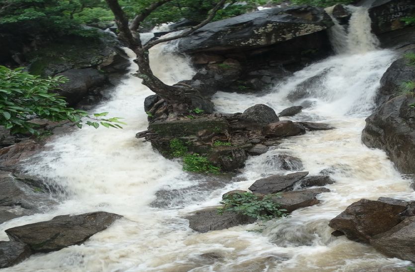 माउंट आबू में साढ़े पांच इंच बरसा पानी, नक्की झील व झरने देखने उमड़े पर्यटक