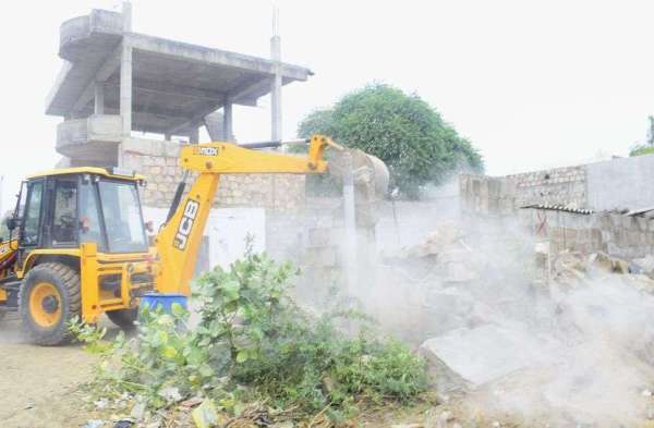 नगर परिषद ने हटाए अतिक्रमण