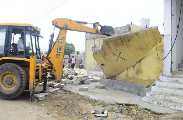 नगर परिषद ने हटाए अतिक्रमण