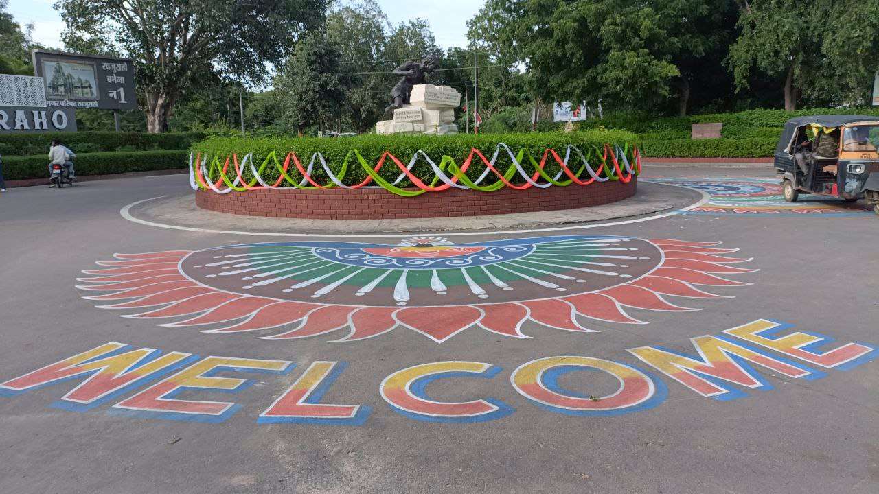 चौक-चौराहो पर स्वागत की रंगोली बनाई गई
