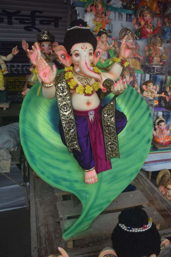 मूर्ती स्थापना का क्रम जारी 