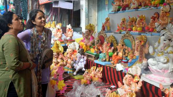 मूर्ती स्थापना का क्रम जारी  