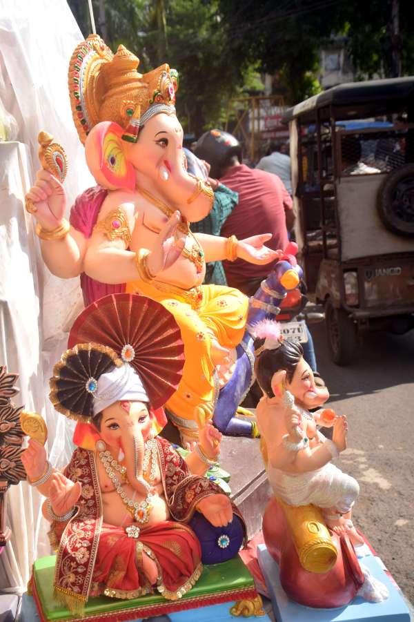 मूर्ती स्थापना का क्रम जारी 