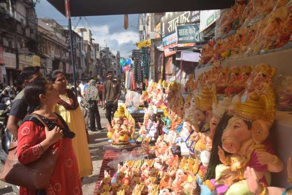 मूर्ती स्थापना का क्रम जारी 