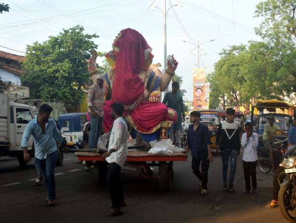 मूर्ती स्थापना का क्रम जारी 