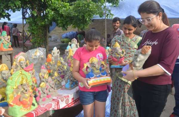 घर में पधारो गजाननजी, म्हारे घर में पधारो...देखिए तस्वीरें 