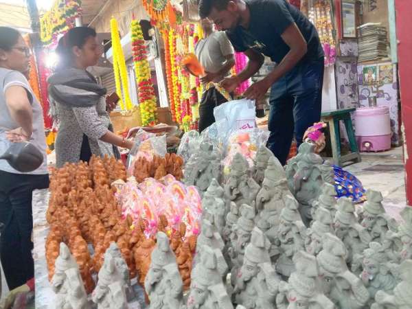 बाजार में सजी गणेश प्रतिमाएं