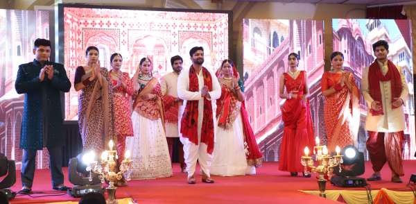 Bollywood actress Bhagyashree gave awards to men and women