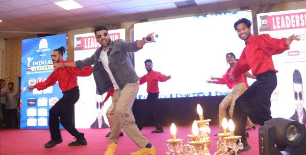 Bollywood actress Bhagyashree gave awards to men and women