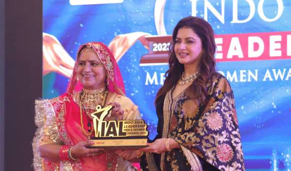 Bollywood actress Bhagyashree gave awards to men and women