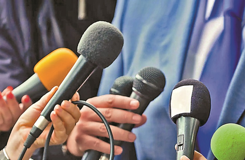 सत्ता के खेल में खिलाड़ी नहीं, रेफरी है मीडिया