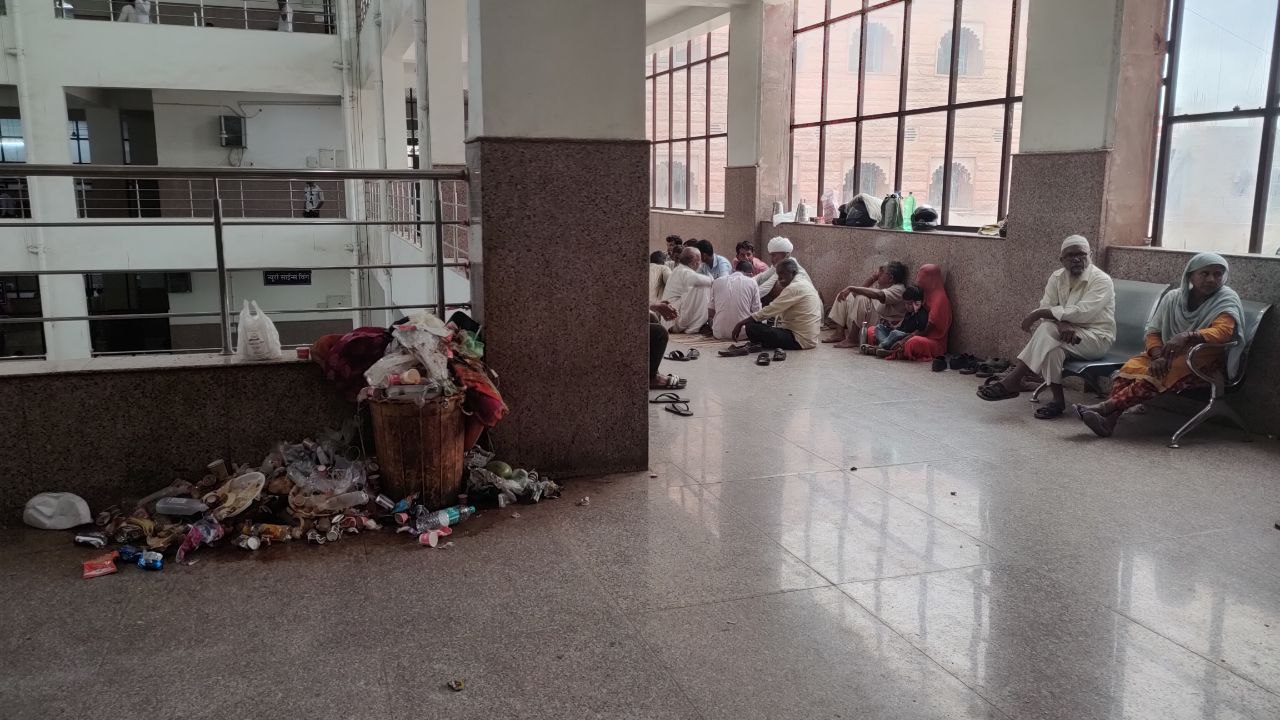 agitation: ठेकाकर्मियों की हड़ताल से गड़बड़ाई व्यवस्था, अस्पतालों में सफाई नहीं
